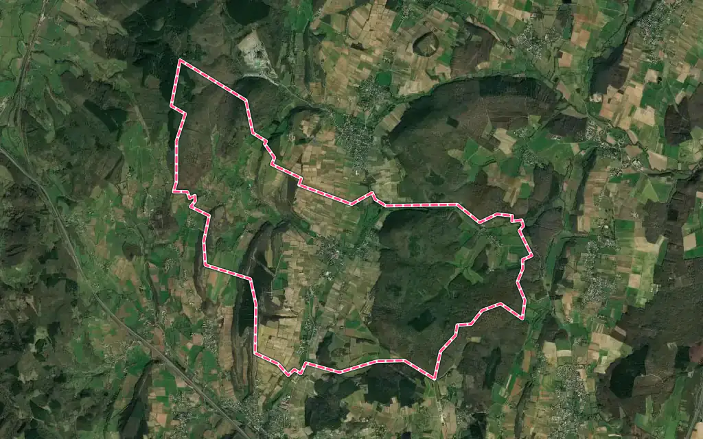 Vue satellite de Verzé avec ses contours administratifs