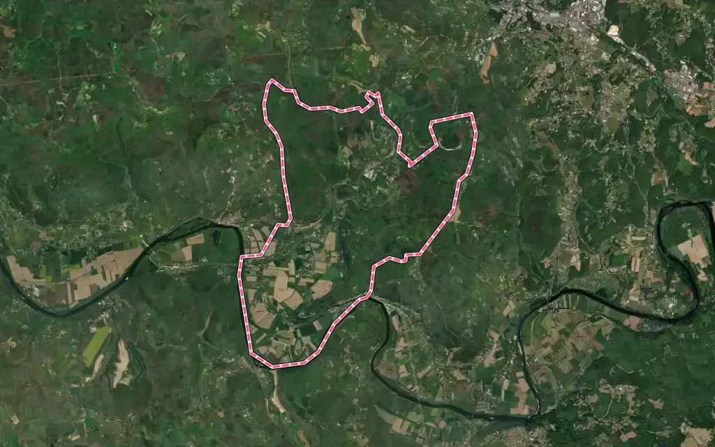 Vue satellite de Vézac avec ses contours administratifs