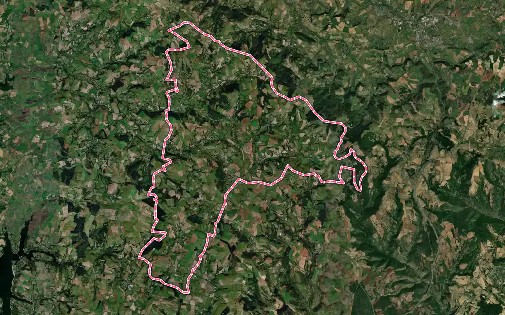Vue satellite de Vézins-de-Lévézou avec ses contours administratifs