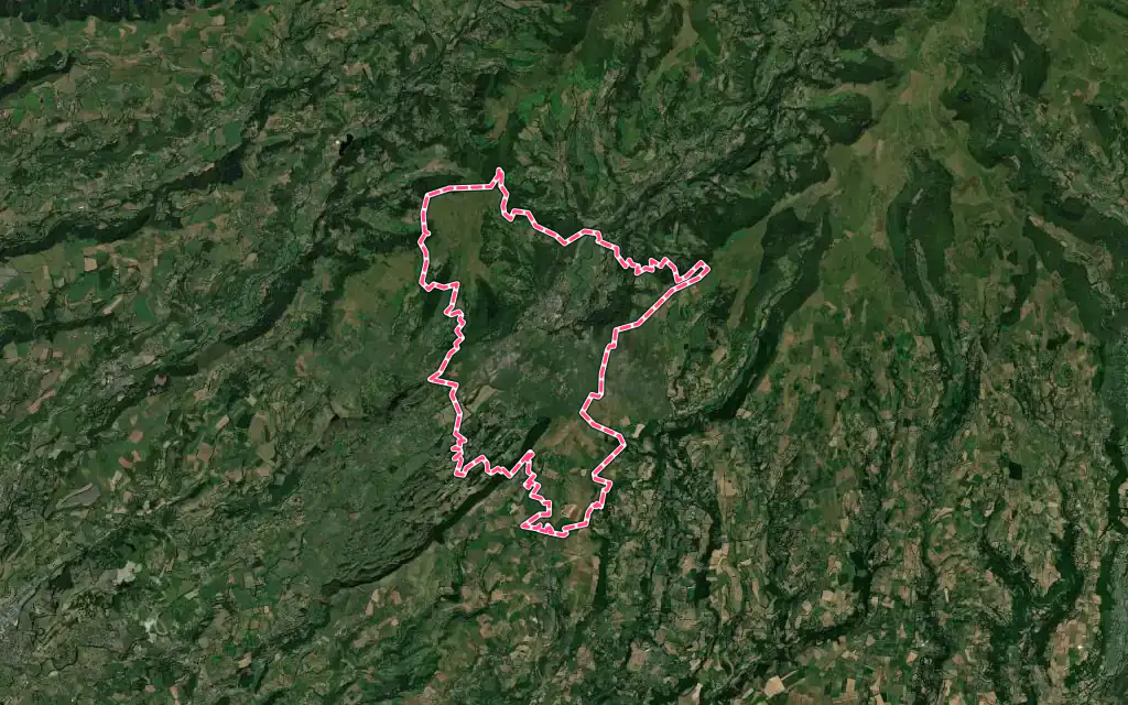 Vue satellite de Vic-sur-Cère avec ses contours administratifs