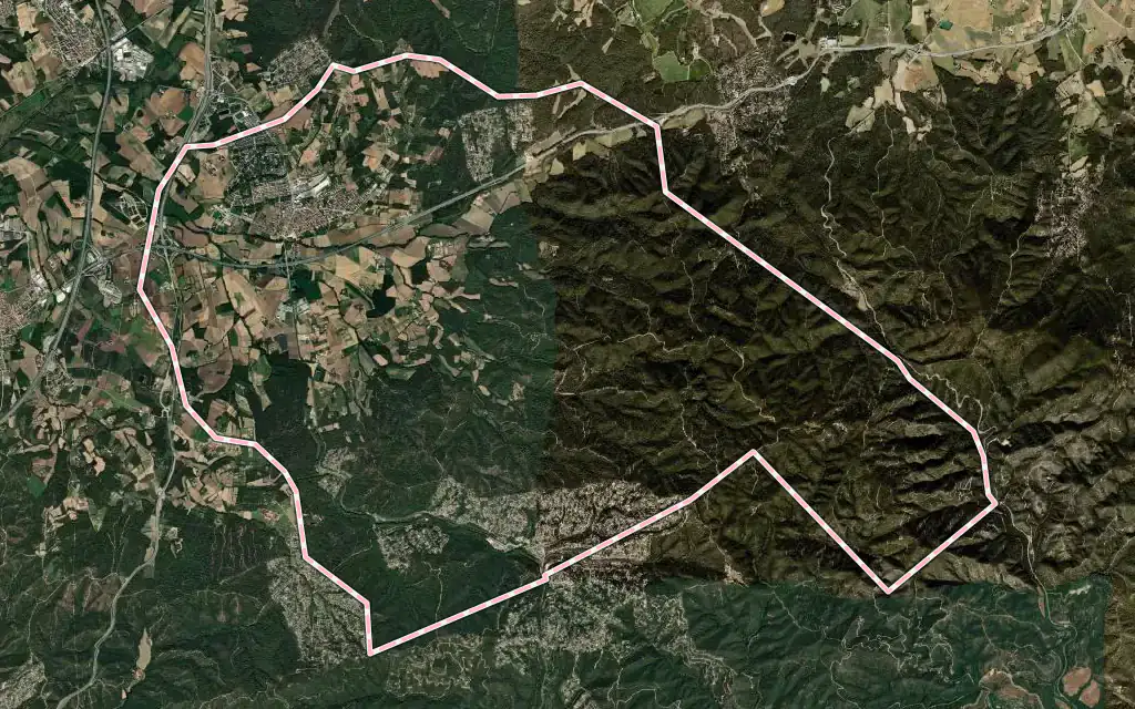 Vista satélite de Vidreres con su contorno administrativo