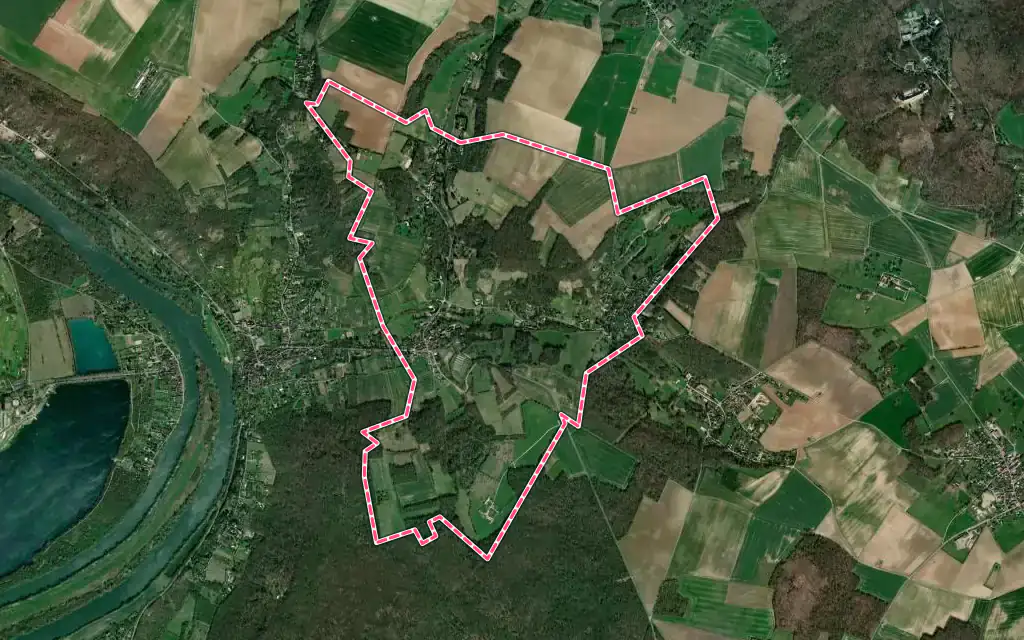 Vue satellite de Vienne-en-Arthies avec ses contours administratifs