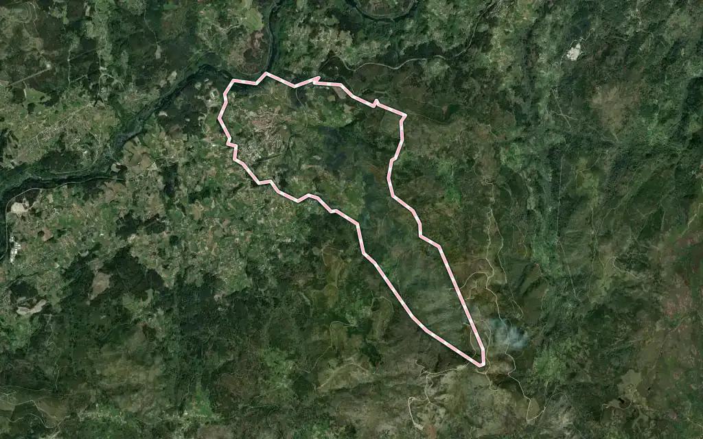 Vista satélite de Vila e Roussas con su contorno administrativo