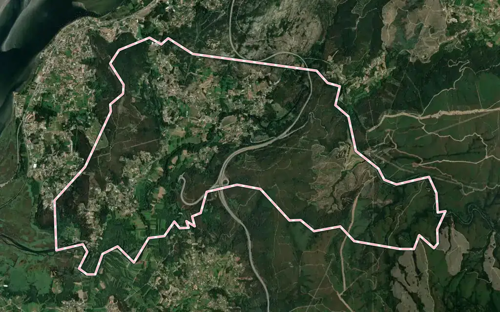 Vista satélite de Vilar de Mouros con su contorno administrativo