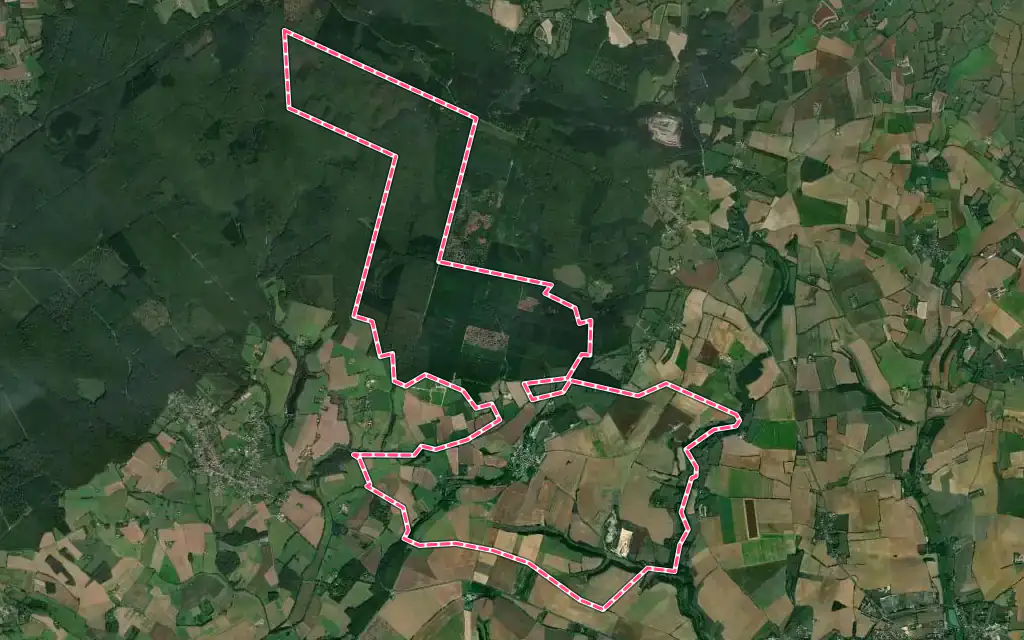Vue satellite de Villaines-la-Carelle avec ses contours administratifs