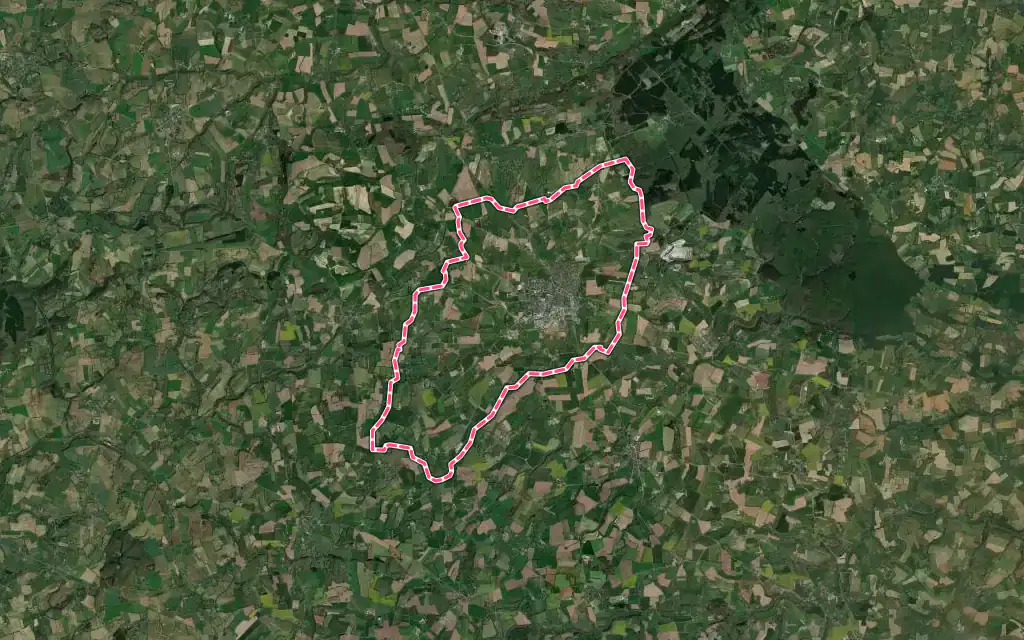 Vue satellite de Villaines-la-Juhel avec ses contours administratifs