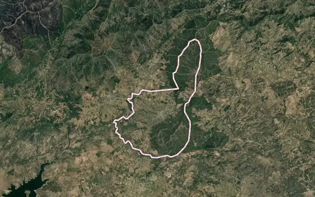 Vista satélite de Villanueva de la Sierra con su contorno administrativo