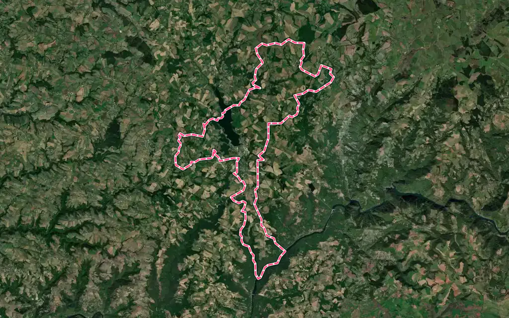 Vue satellite de Villefranche-de-Panat avec ses contours administratifs