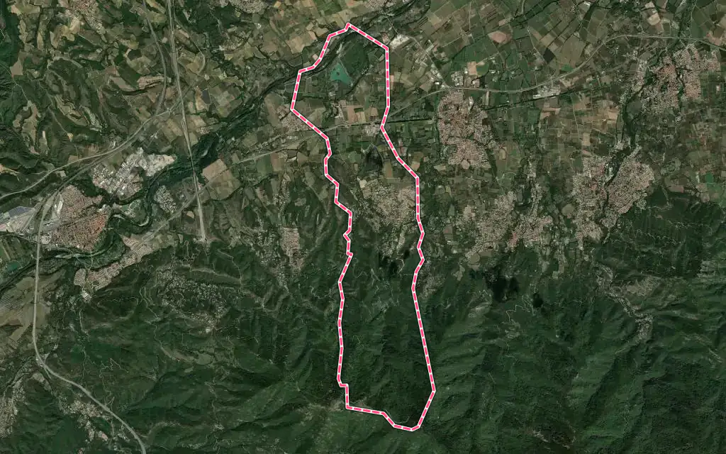 Vue satellite de Villelongue-dels-Monts avec ses contours administratifs