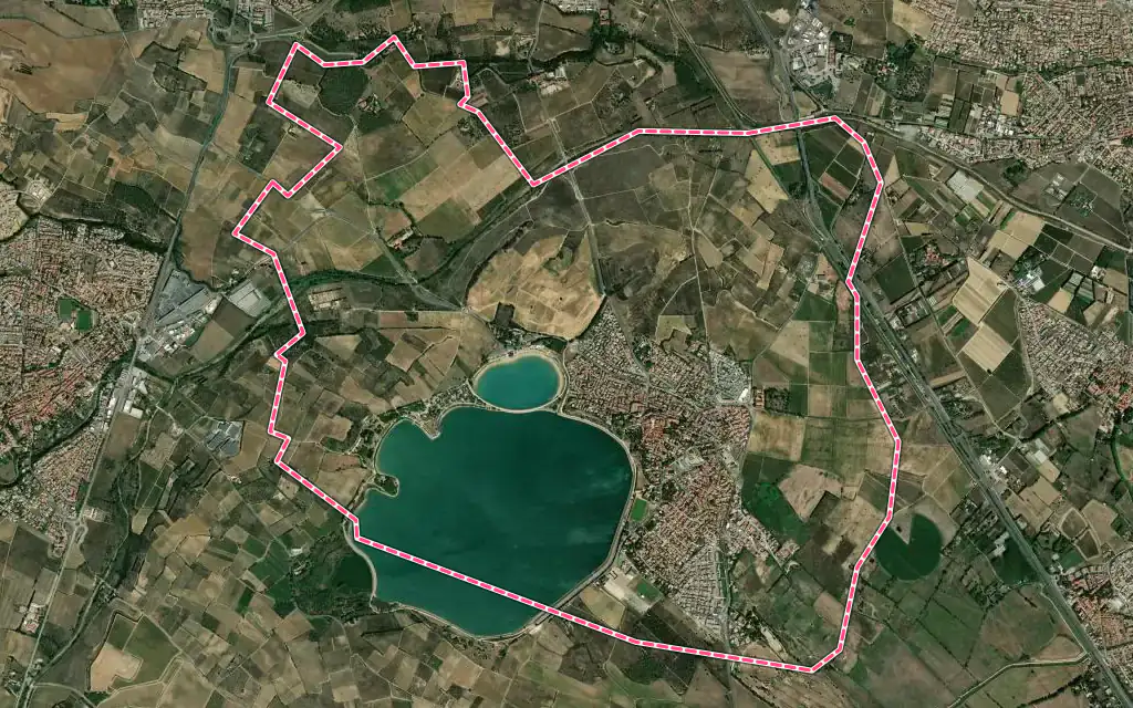 Vue satellite de Villeneuve-de-la-Raho avec ses contours administratifs