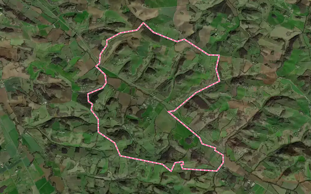 Vue satellite de Villeneuve-du-Latou avec ses contours administratifs