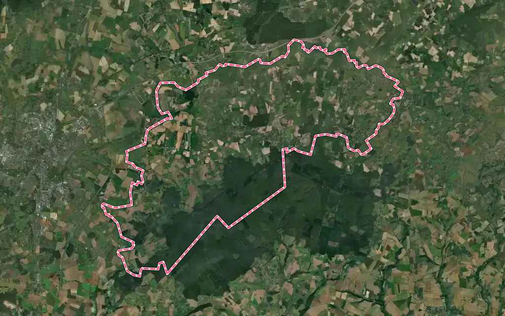 Vue satellite de Villeneuve-en-Perseigne avec ses contours administratifs