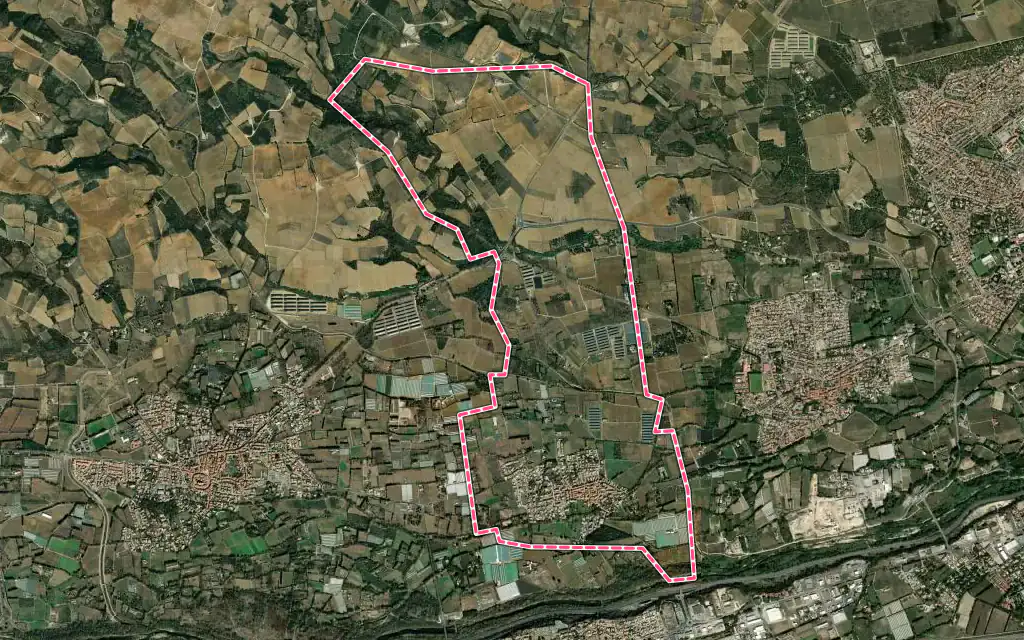 Vue satellite de Villeneuve-la-Rivière avec ses contours administratifs