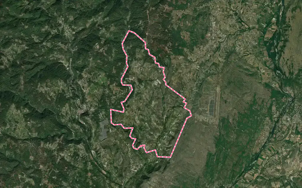 Vue satellite de Vinezac avec ses contours administratifs