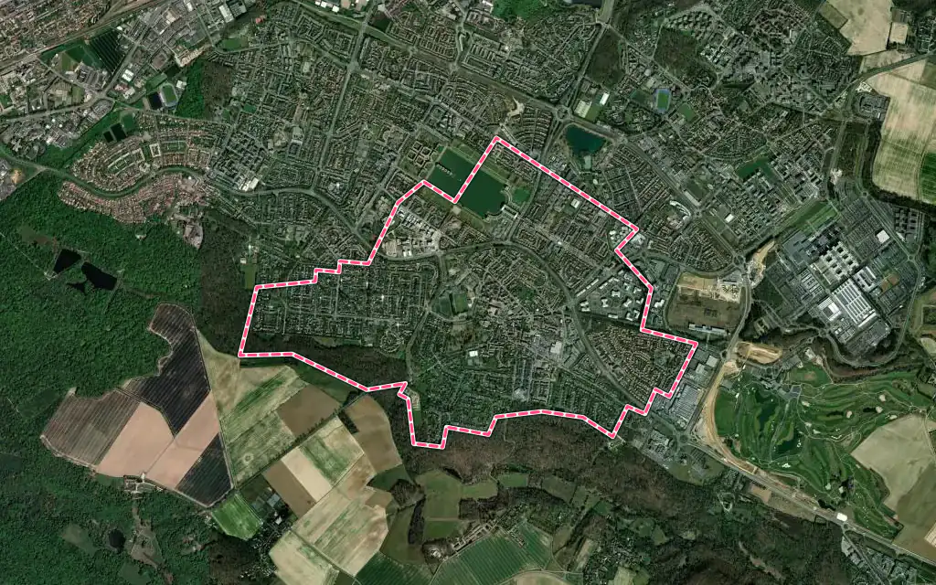 Vue satellite de Voisins-le-Bretonneux avec ses contours administratifs