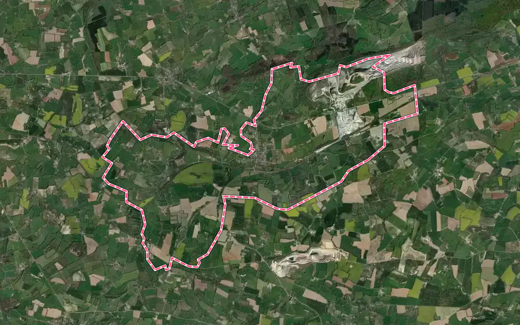 Vue satellite de Voutré avec ses contours administratifs