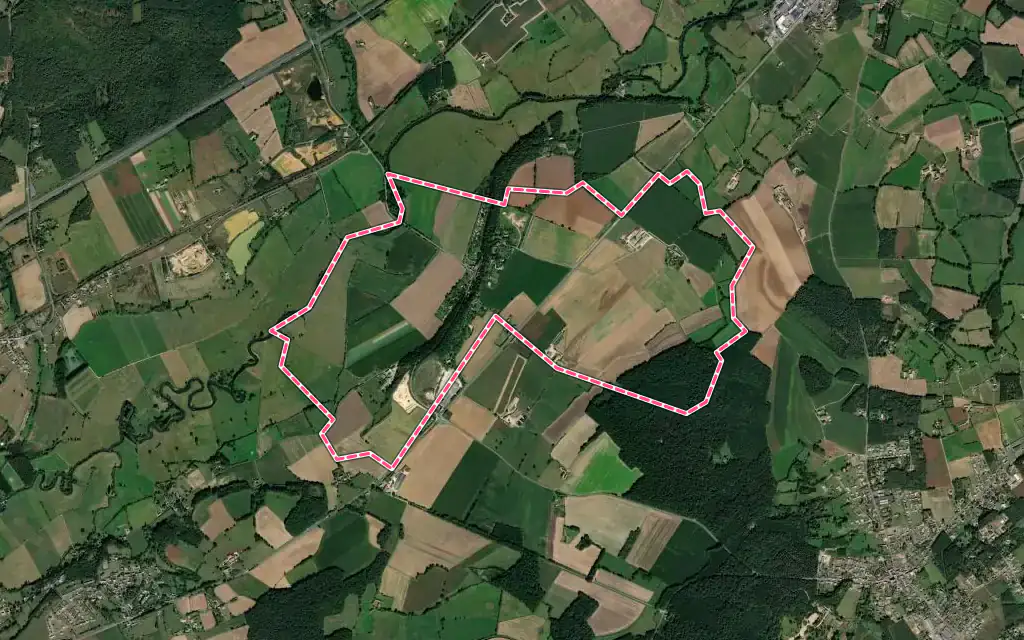 Vue satellite de Vouvray-sur-Huisne avec ses contours administratifs