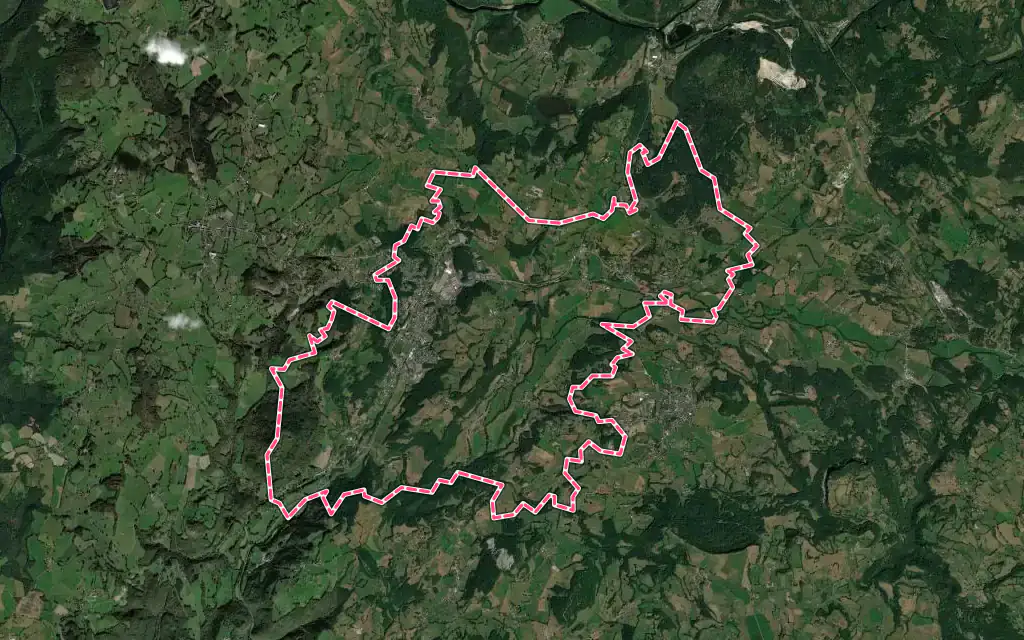 Vue satellite de Ydes avec ses contours administratifs