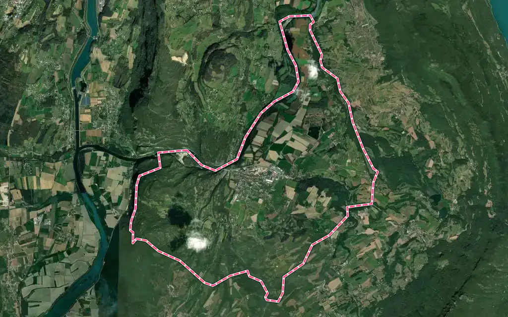 Vue satellite de Yenne avec ses contours administratifs